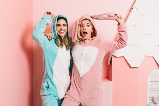 Ainda bem que mulheres de kigurumi azul dançando na parede rosa