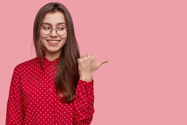 Ainda bem que o promotor tem um sorriso radiante, aponta com o polegar para o espaço vazio, vestido com roupas vermelhas elegantes