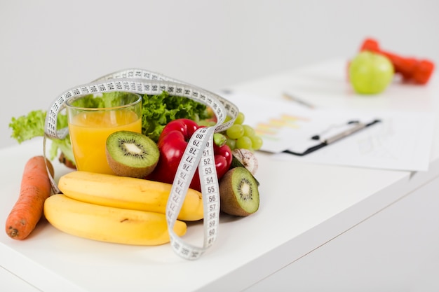 Ainda vida com comida saudável na mesa