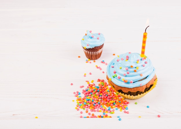 Foto grátis ainda vida com muffin de aniversário