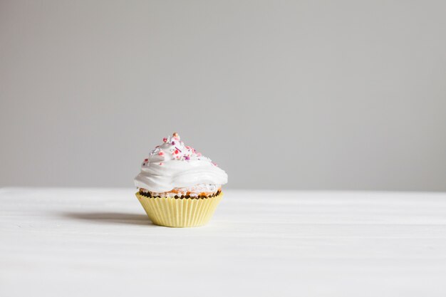 Ainda vida com muffin de aniversário