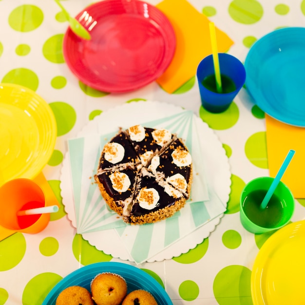 Foto grátis ainda vida de bolo de aniversário