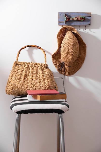 Foto grátis ainda vida de bolsa de praia pronta para viagem