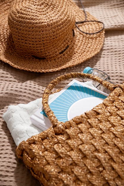 Foto grátis ainda vida de bolsa de praia pronta para viagem