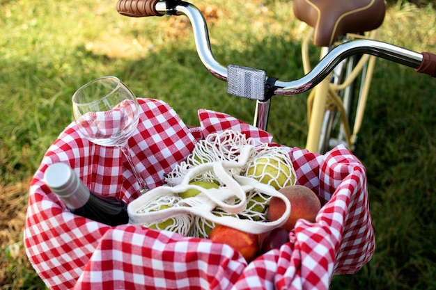 Foto grátis ainda vida de cesta de bicicleta