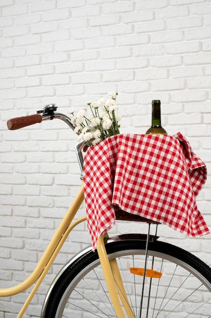 Foto grátis ainda vida de cesta de bicicleta