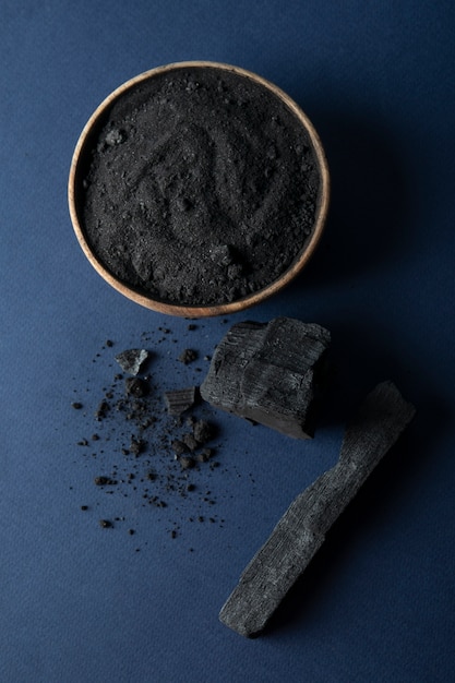 Ainda vida de cinzas com carvão