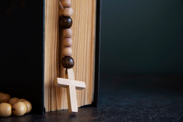 Foto grátis ainda vida de crucifixo com livro