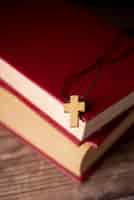 Foto grátis ainda vida de crucifixo com livro