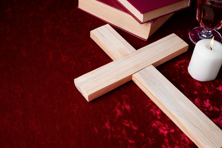 Foto grátis ainda vida de crucifixo com livro