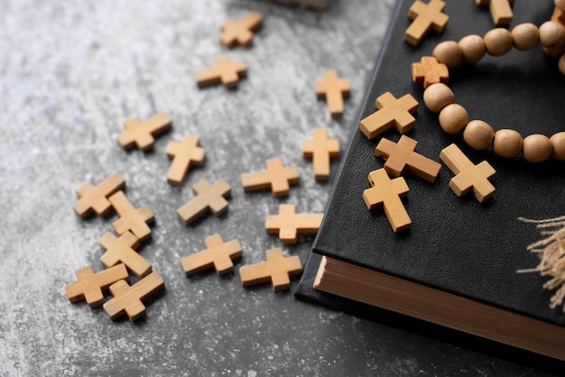 Foto grátis ainda vida de crucifixo com livro