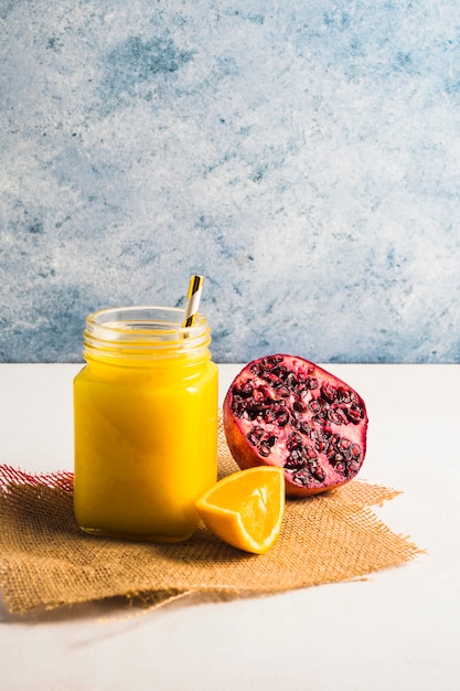 Foto grátis ainda vida de delicioso smoothie de laranja