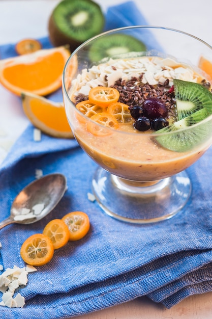 Ainda vida de delicioso smoothie de laranja