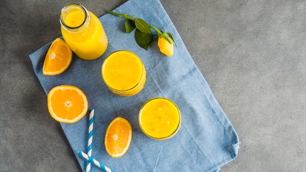 Foto grátis ainda vida de delicioso smoothie de laranja
