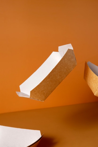 Ainda vida de louça orgânica de papelão