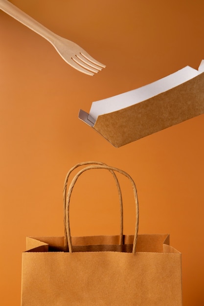 Ainda vida de louça orgânica de papelão
