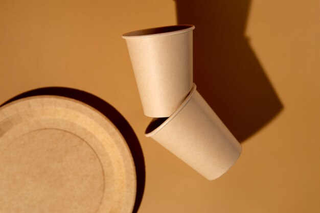 Ainda vida de louça orgânica de papelão