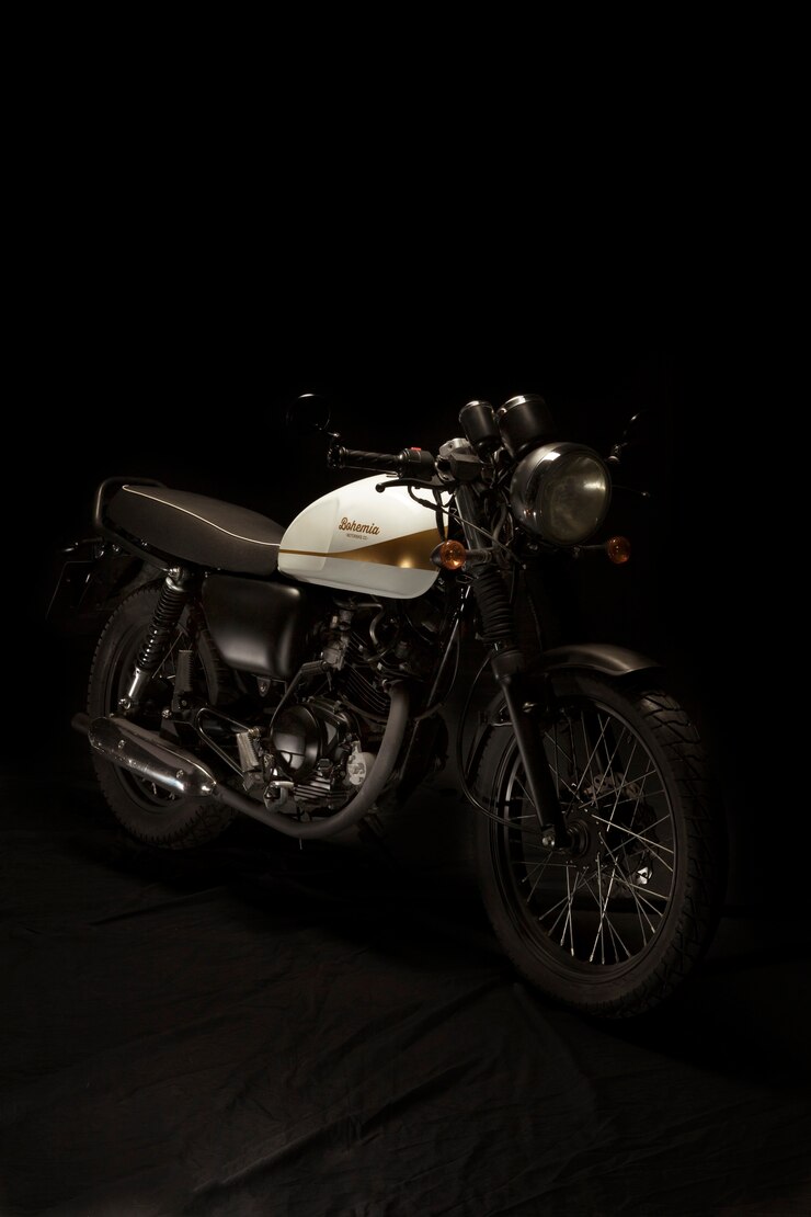 Foto grátis ainda vida de moto de estilo racer café