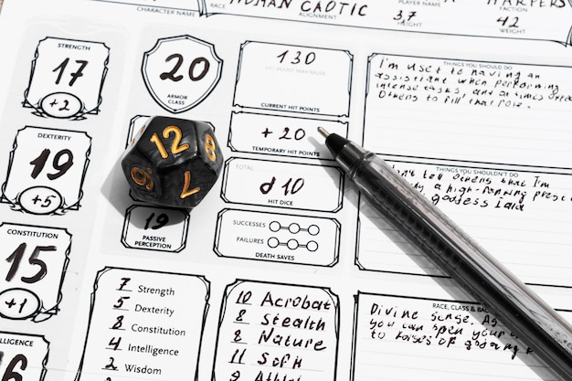 Ainda vida de objetos com folha de jogo de RPG