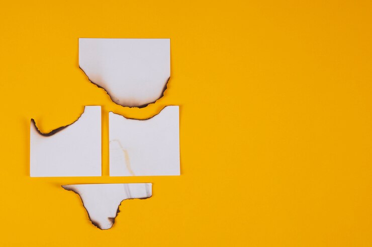 Foto grátis ainda vida de papel queimado