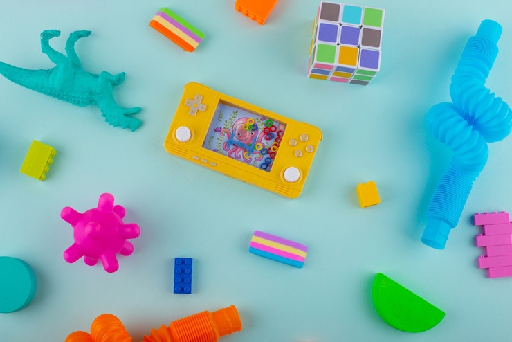 Foto grátis ainda vida de pequenos objetos decorativos com cores vivas