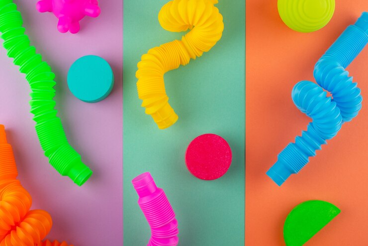 Foto grátis ainda vida de pequenos objetos decorativos com cores vivas