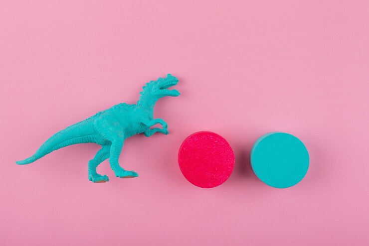 Foto grátis ainda vida de pequenos objetos decorativos com cores vivas