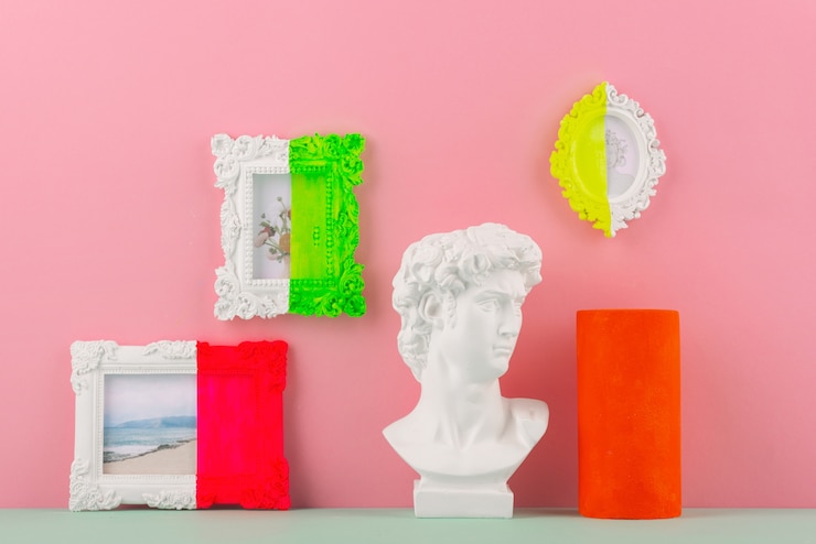 Foto grátis ainda vida de pequenos objetos decorativos com cores vivas