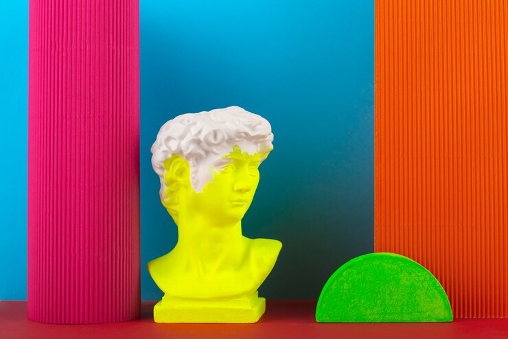 Foto grátis ainda vida de pequenos objetos decorativos com cores vivas