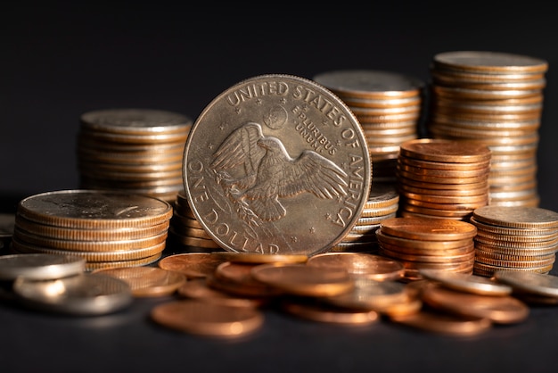 Foto grátis ainda vida de pilhas de moedas de dólar