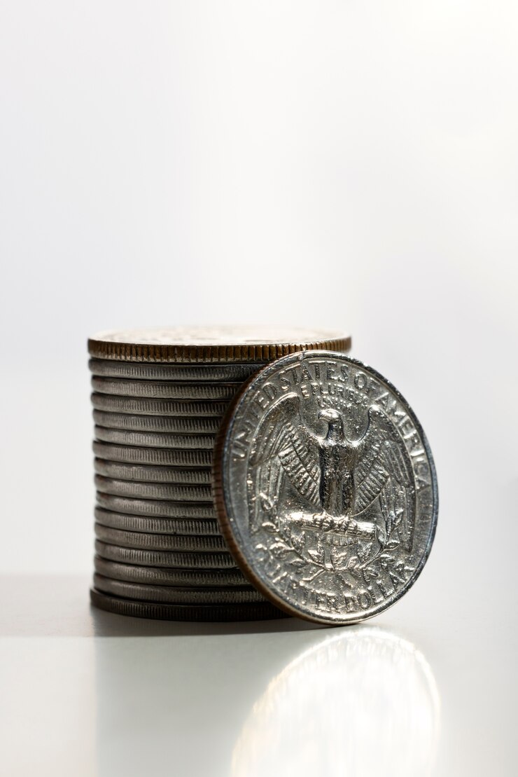 Foto grátis ainda vida de pilhas de moedas de dólar