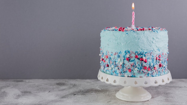 Foto grátis ainda vida de saboroso bolo de aniversário