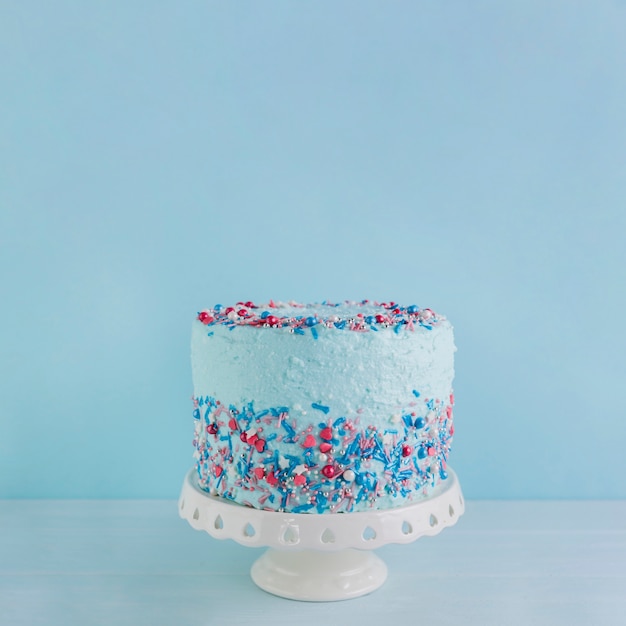Ainda vida de saboroso bolo de aniversário