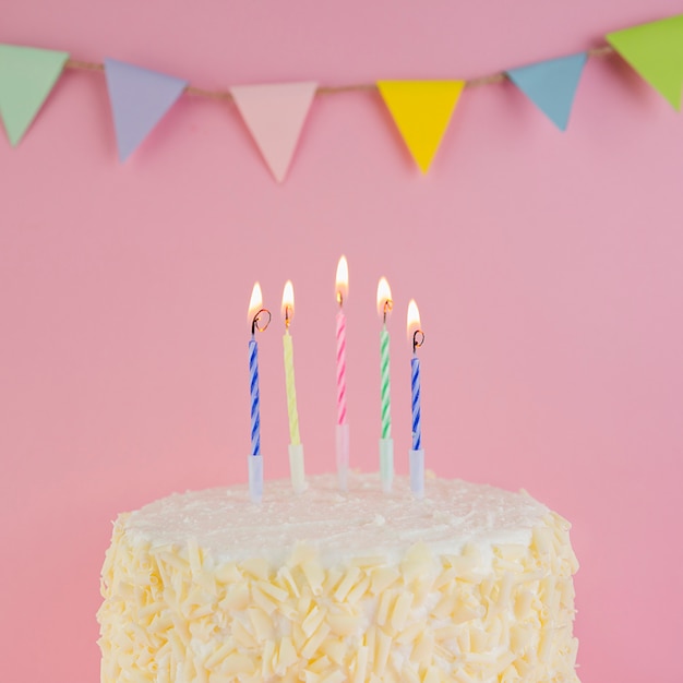 Ainda vida de saboroso bolo de aniversário