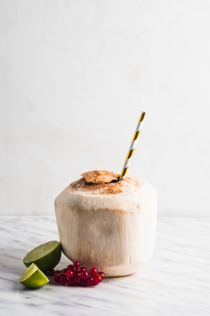 Foto grátis ainda vida de smoothie de coco saudável