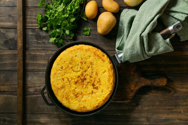 Ainda vida de tortilha espanhola de batata