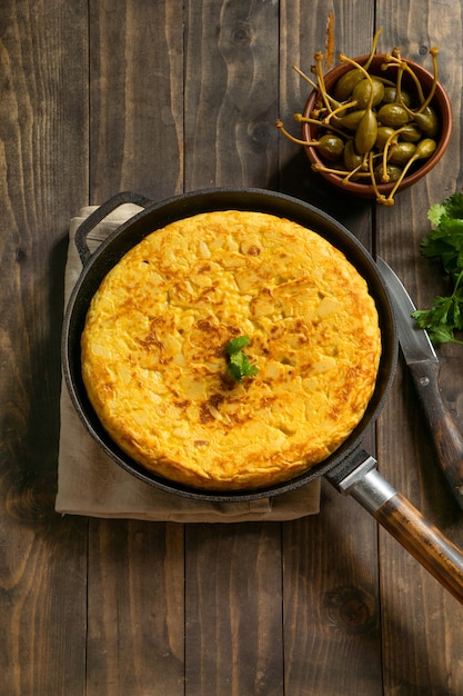 Foto grátis ainda vida de tortilha espanhola de batata