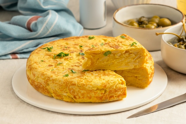 Foto grátis ainda vida de tortilha espanhola de batata