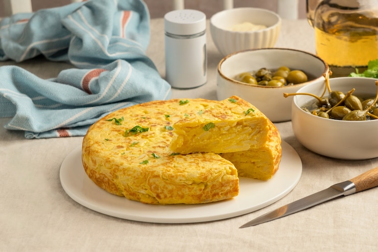 Foto grátis ainda vida de tortilha espanhola de batata