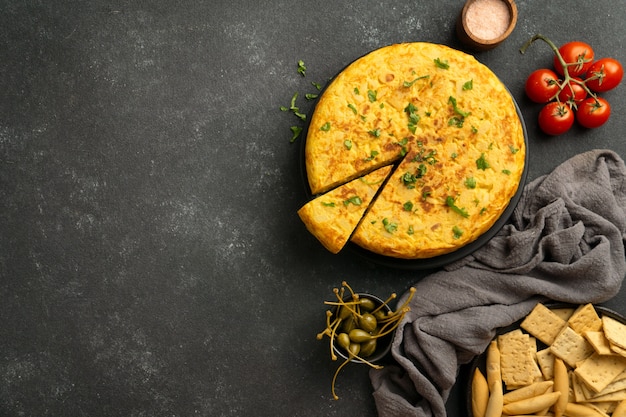 Foto grátis ainda vida de tortilha espanhola de batata