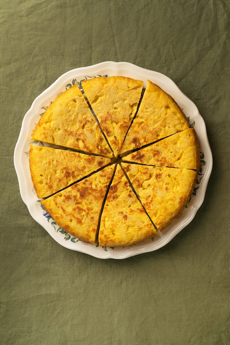 Foto grátis ainda vida de tortilha espanhola de batata