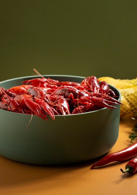 Foto grátis ainda vida deliciosa de lagostim de alto ângulo