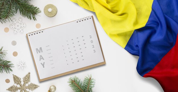 Ainda vida do calendário de natal com bandeira colombiana