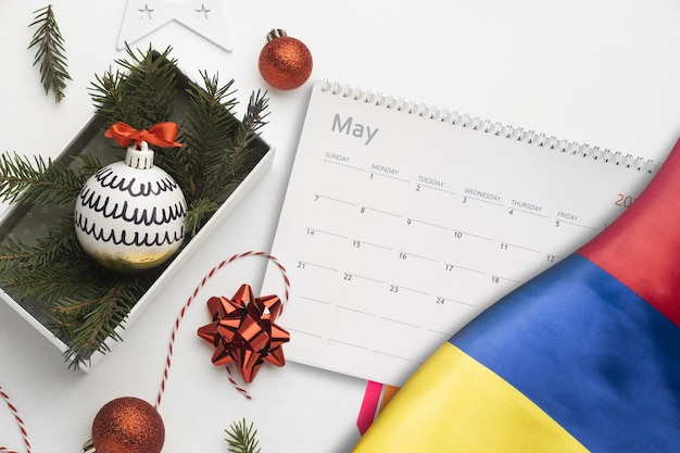 Ainda vida do calendário de natal com bandeira colombiana