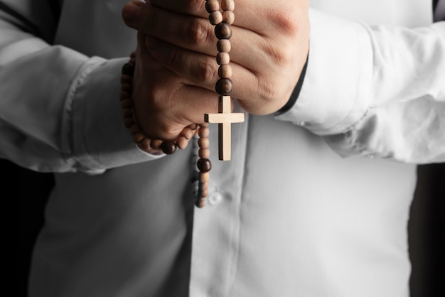 Foto grátis ainda vida do crucifixo na mão