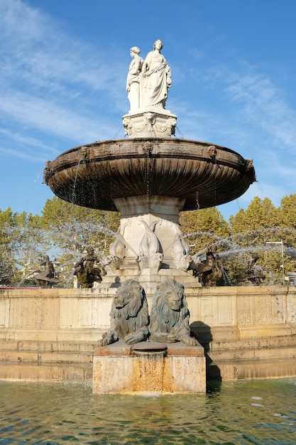 Aix-en-Provence, França - 18 de outubro de 2017: a famosa fonte Rotonde na base da rua do mercado Cours Mirabeau