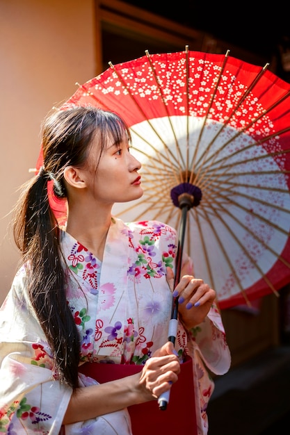Foto grátis ajuda de guarda-chuva wagasa japonesa por jovem