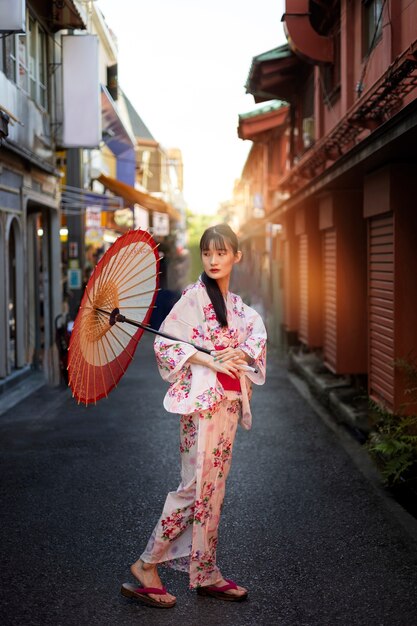 Ajuda de guarda-chuva wagasa japonesa por jovem