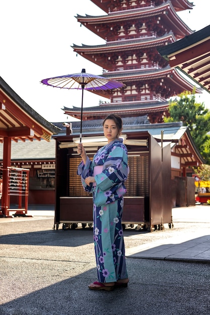 Ajuda de guarda-chuva wagasa japonesa por jovem