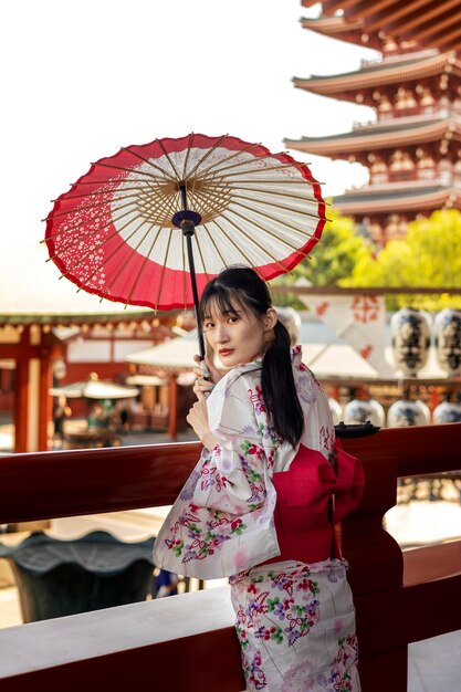 Ajuda de guarda-chuva wagasa japonesa por jovem